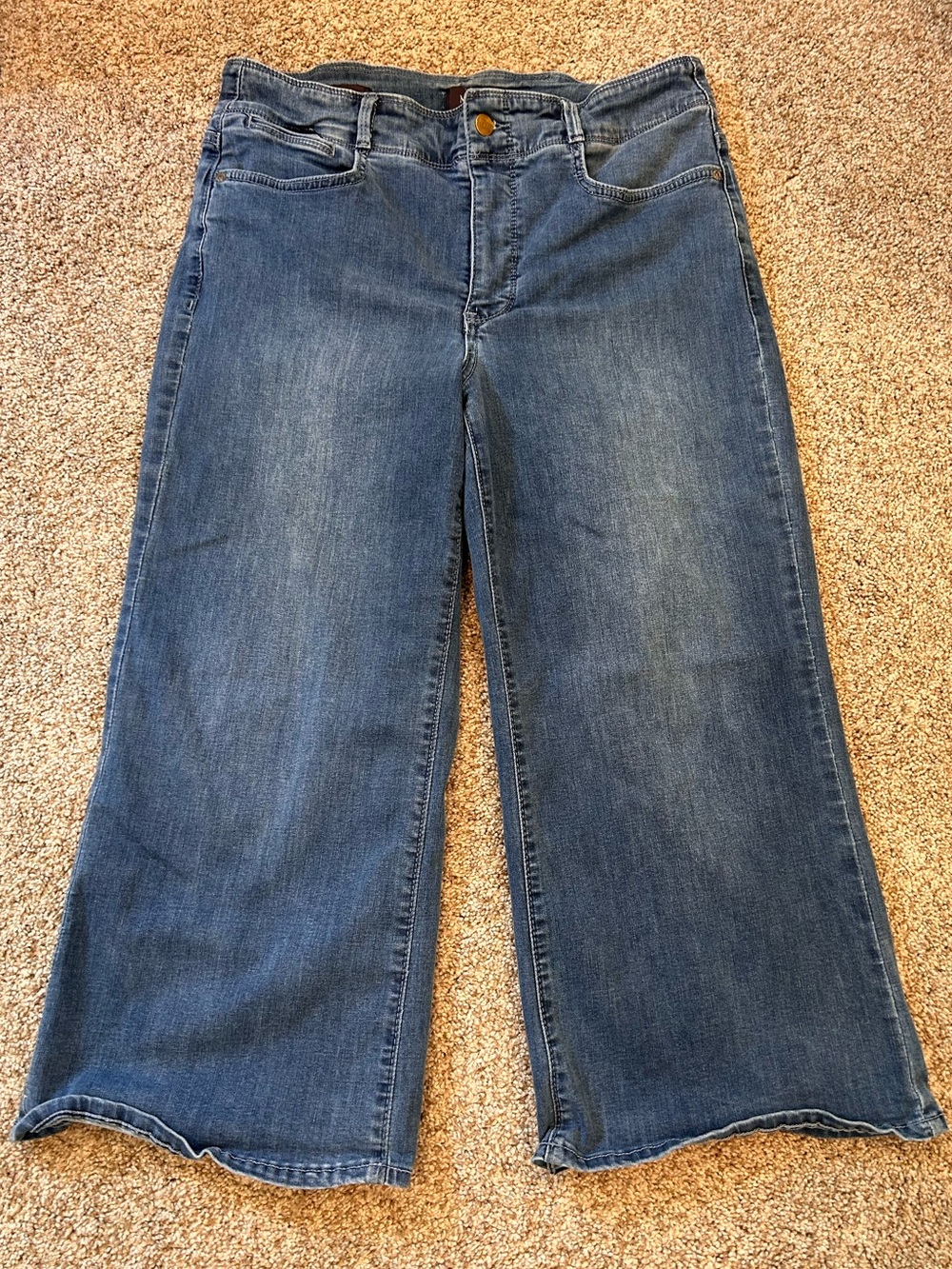 NYDJ Wide Leg Cropped Medium Wash Jeans. Cool Embrace. EUC. Classic. Stretchy 10